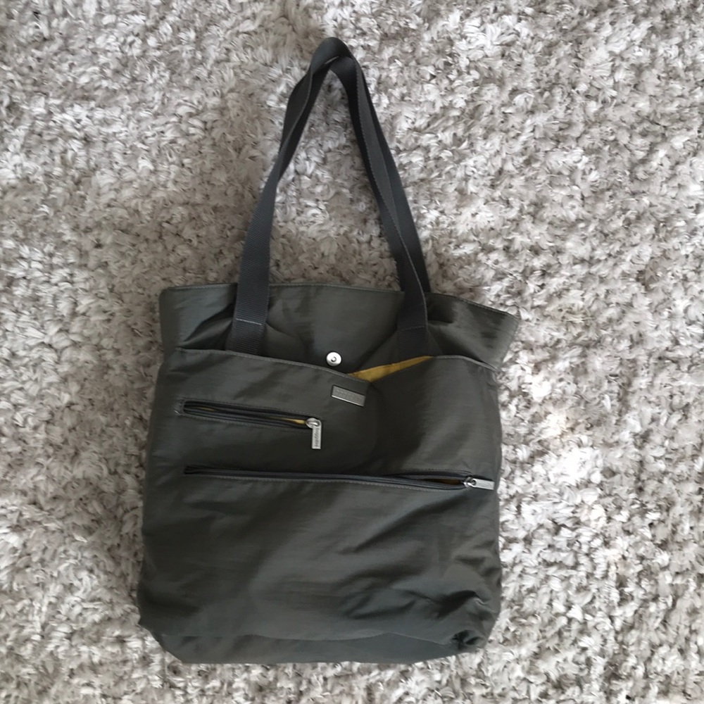 Purse by Baggalini. Like New bottom 12”x4” heights of bag 14” strap 9”